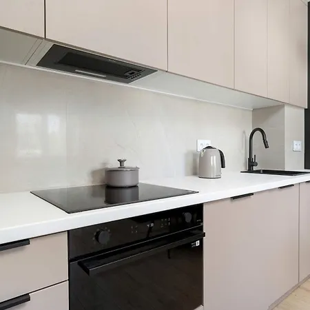 Family With Balcony, Air Conditioning And Parking By Renters Prestige Βρότσλαβ